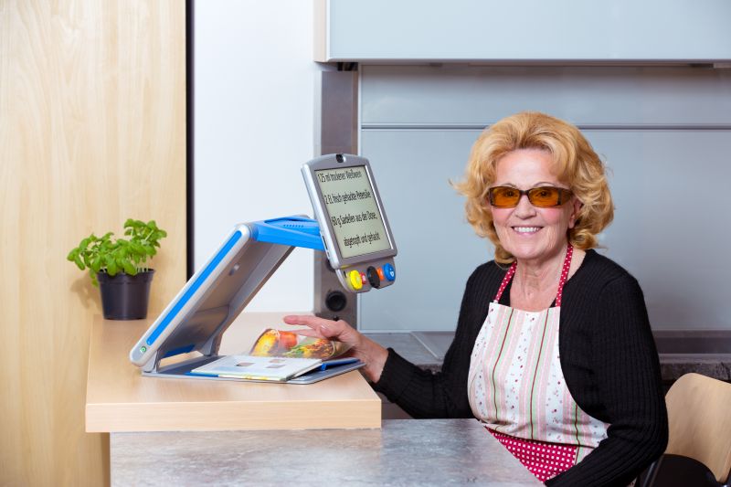 Dame mit Low Vision in einer Küche